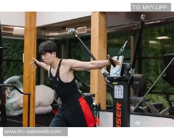 夏普与杨瀚森在首周训练营展现卓越表现引发广泛关注与期待